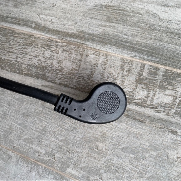 Short Cable Extension Behind Furniture Outlet Plug - Picture 3 of 7